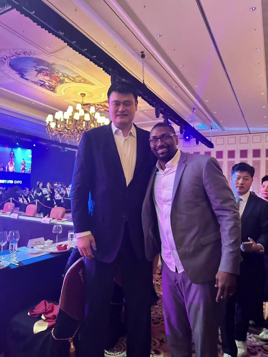 阿泰斯特曬與姚明合照：這是我最喜歡的隊(duì)友 姚??！