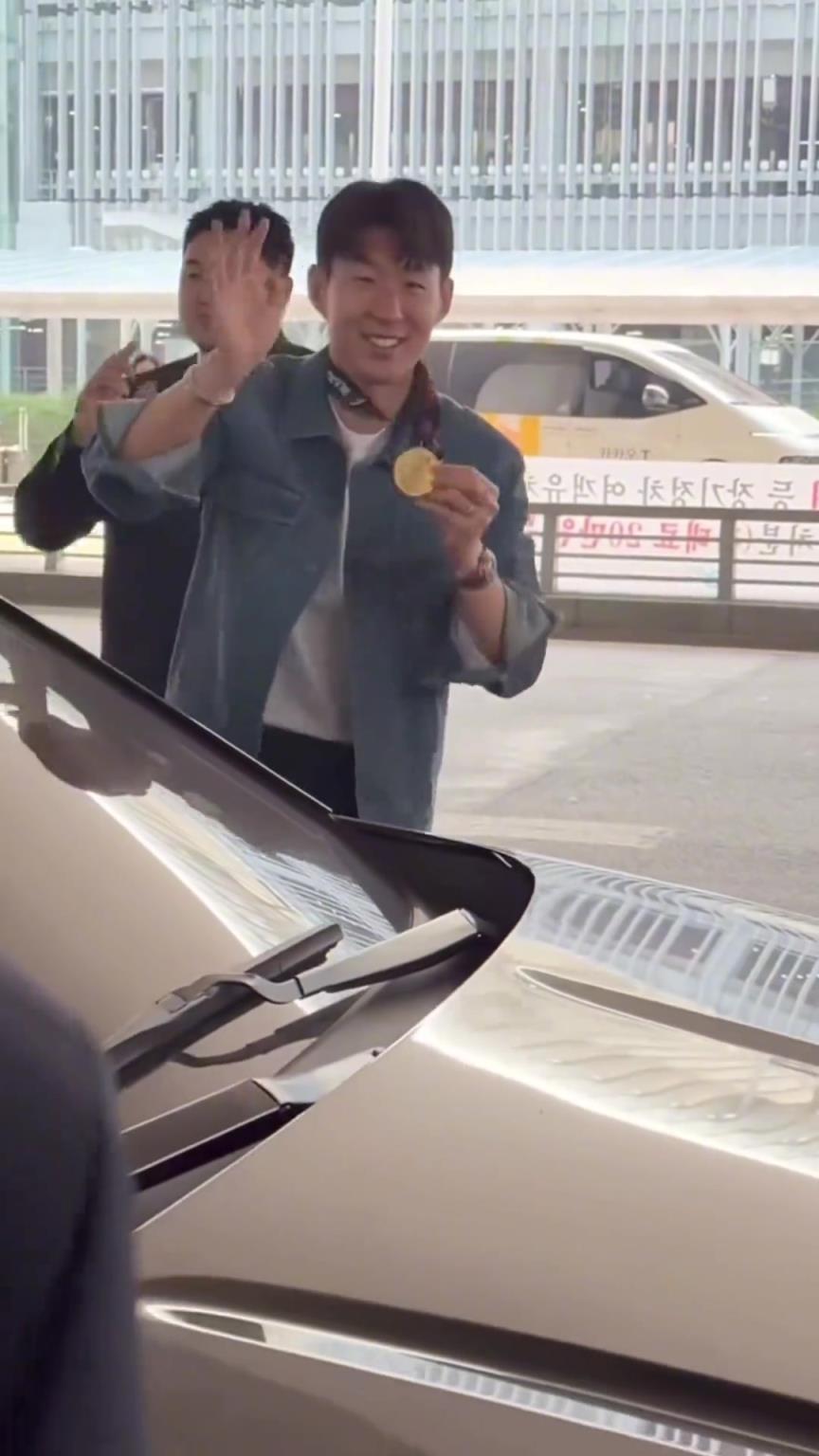 衣錦還鄉(xiāng)！孫興慜返回韓國(guó)，眾多女球迷讓其把歐聯(lián)獎(jiǎng)牌戴上