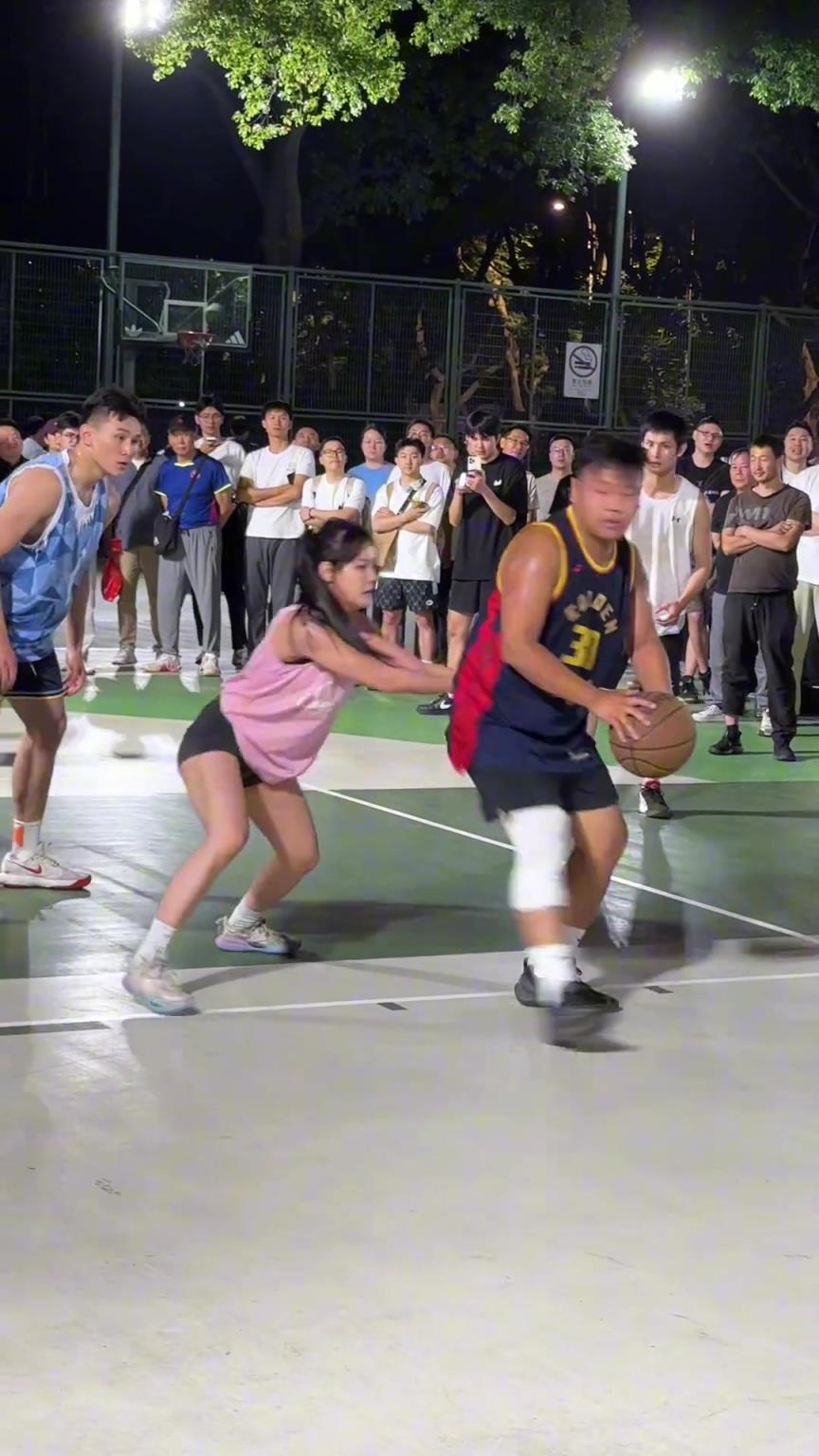 這哥們看見防自己的是女生，一個(gè)勁背打，球也不傳了